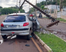 Carro colide em poste da rede elétrica no centro de Honório Serpa