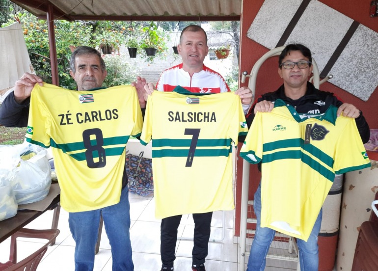 A equipe da rádio Pallotti FM está feliz, pois chegou a tão esperada réplica da camisa do Esporte Clube 7 de Setembro de Coronel Vivida