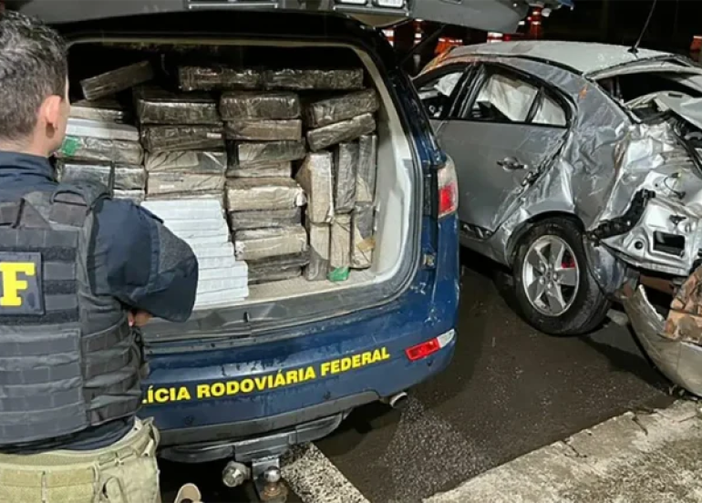 PRF apreende mais de 500 kg de maconha em veículo roubado